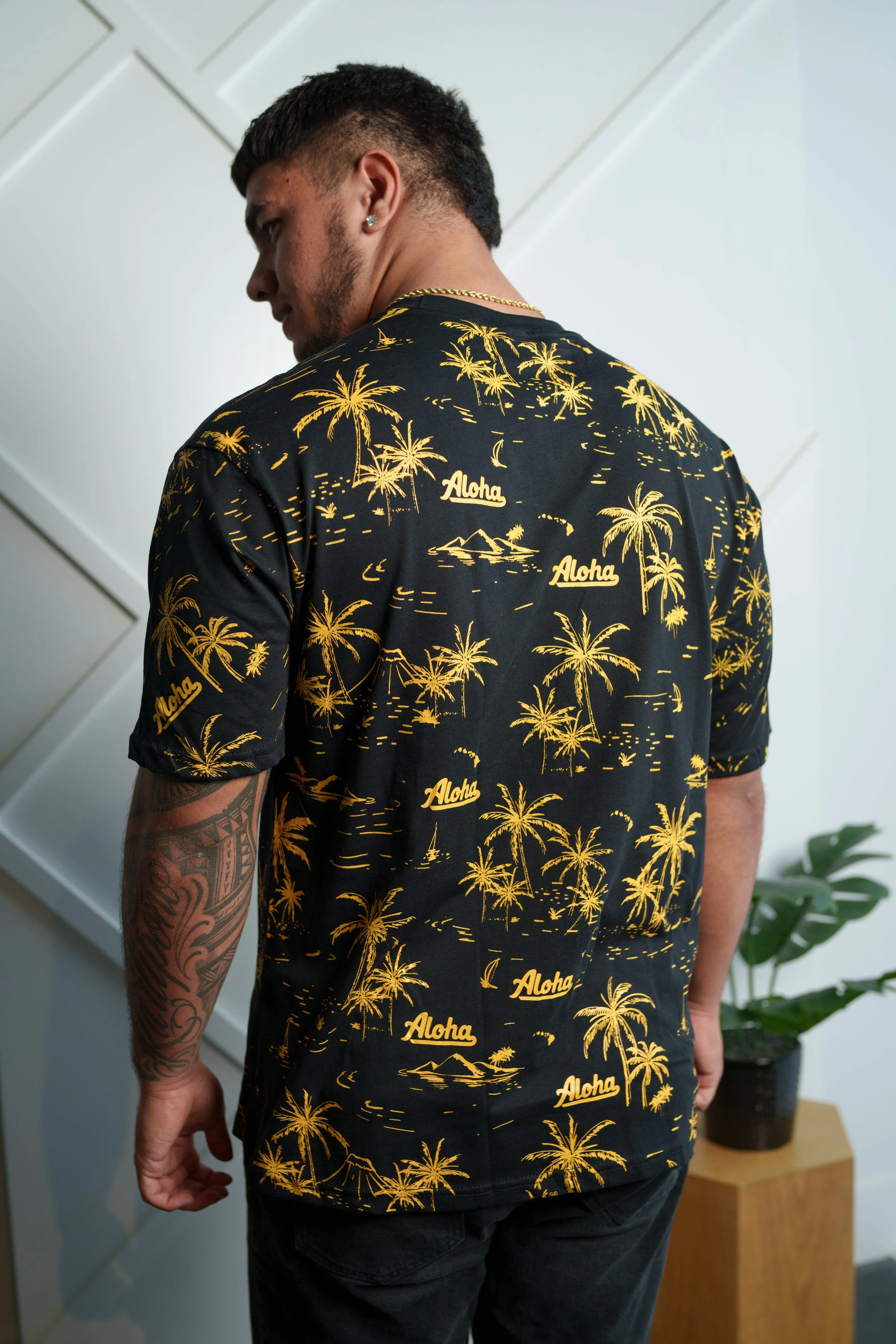 ALOHA BLACK & YELLOW PALM TREES T-SHIRT